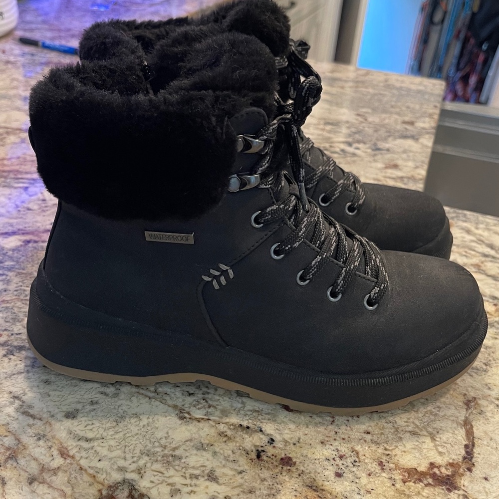 Skechers Women’s Size 7.5 Waterproof Winter Boots